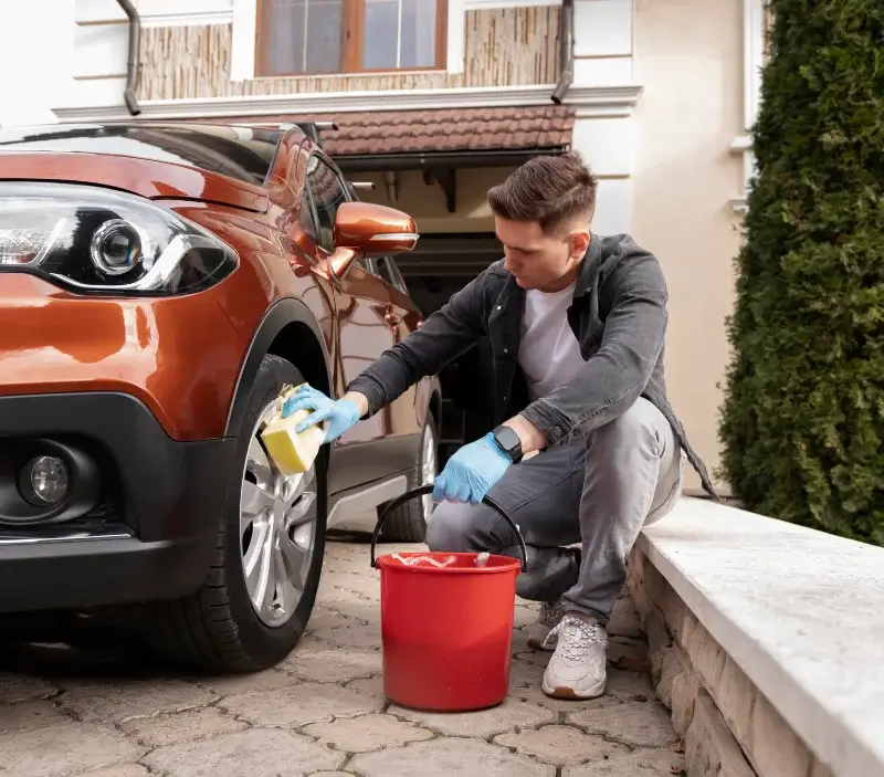 Lavage auto à domicile Saint-Allouestre : professionnel intervenant sur un véhicule